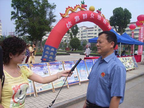 副检察长熊宣安接受县电视台记者采访