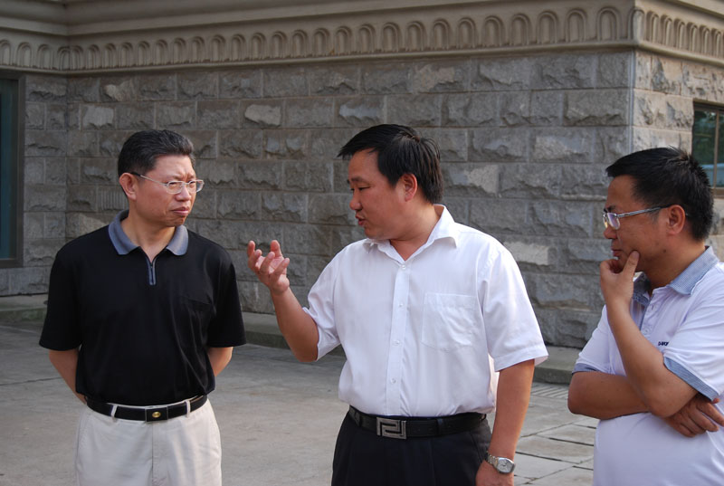 县委书记石玉林与陈波副主任亲切交谈
