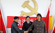邻里纠纷握手言和 现场普法效果明显