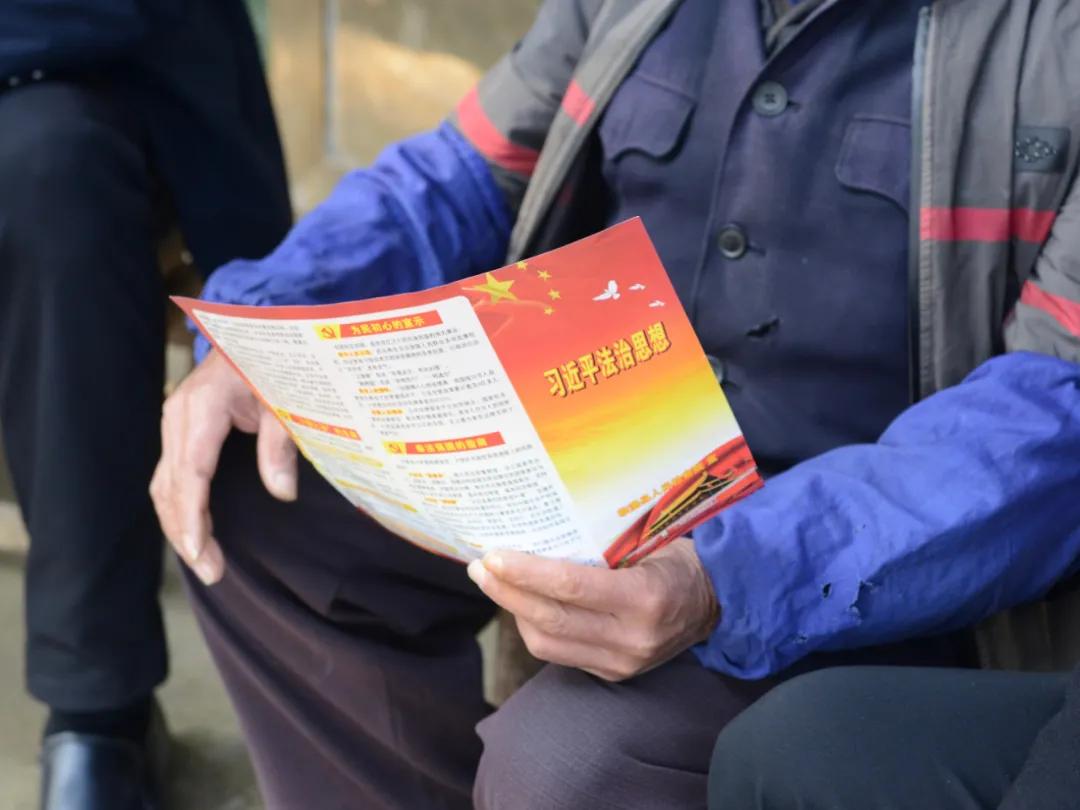 【2021年3期】“爱心助脱贫、寒冬送法治” ——临澧检察院开展点村慰问和法治宣传