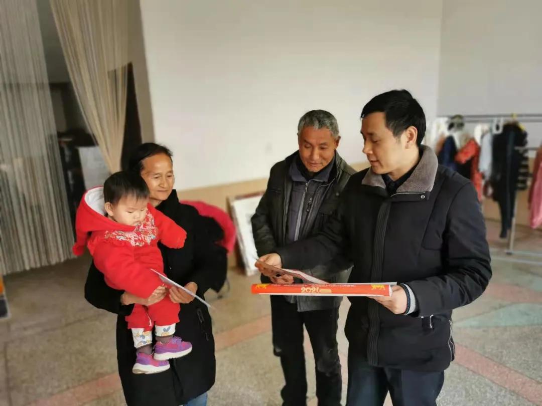 【2021年3期】“爱心助脱贫、寒冬送法治” ——临澧检察院开展点村慰问和法治宣传