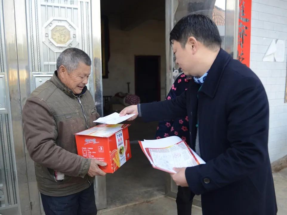【2021年3期】“爱心助脱贫、寒冬送法治” ——临澧检察院开展点村慰问和法治宣传
