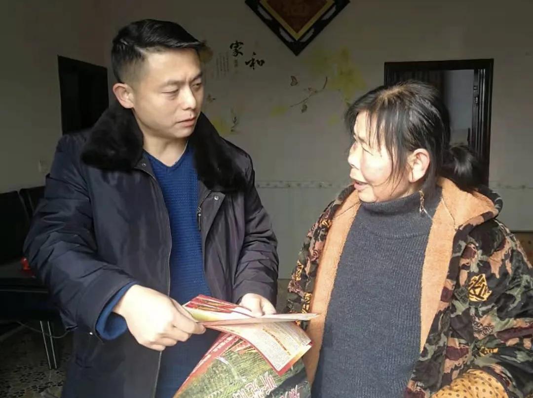【2021年3期】“爱心助脱贫、寒冬送法治” ——临澧检察院开展点村慰问和法治宣传