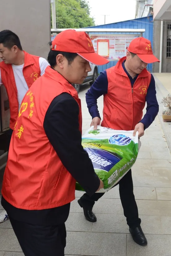 【教育整顿·我为群众办实事】落实“三联三带”助生产，为民办实事送农资