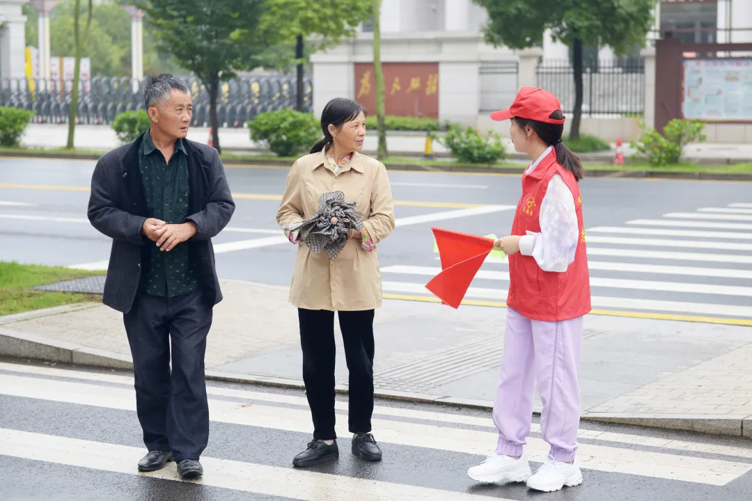 【教育整顿·我为群众办实事】临澧县检察院开展交通劝导志愿服务活动