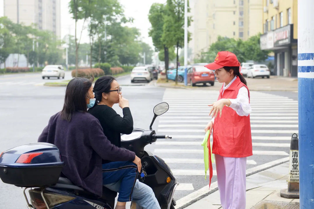 【教育整顿·我为群众办实事】临澧县检察院开展交通劝导志愿服务活动
