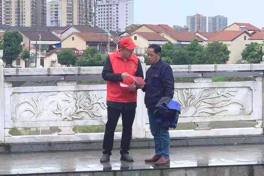 【教育整顿·我为群众办实事】防诈宣传进社区、检民共筑防骗墙