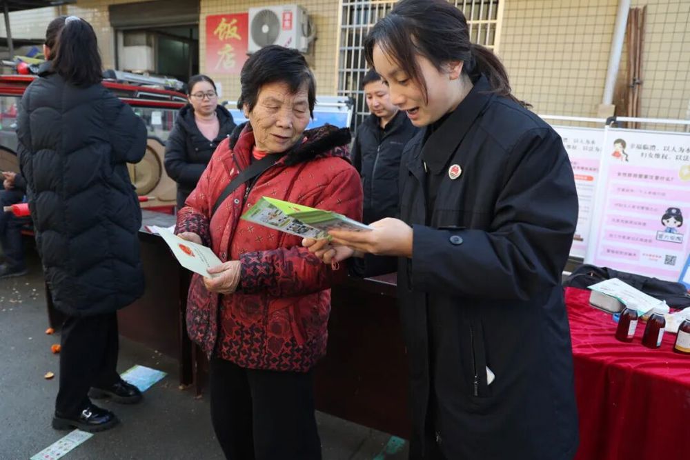 【与法同行促平安，巾帼一起向未来】临澧县检察院携手烽火乡政府开展“三八”妇女节普法宣传活动
